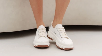 Поради стиліста: чому білі кеди мають бути у вашому гардеробі