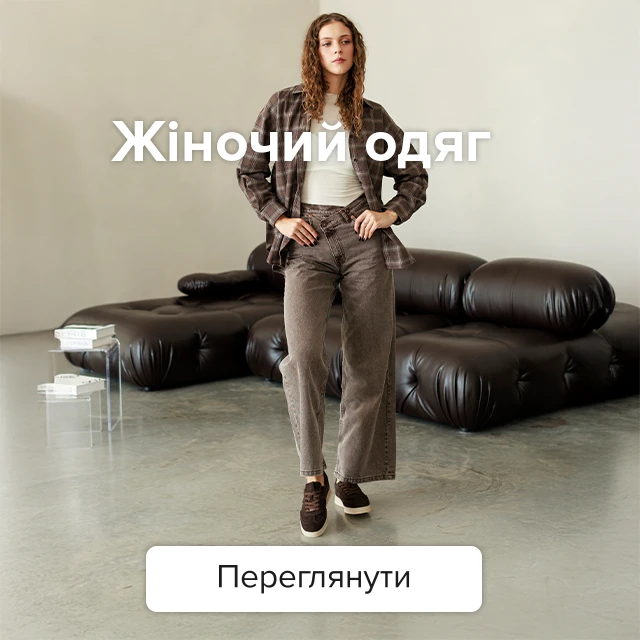 Жіночий одяг рожеве поло та світлі джинси в повсякденному образі