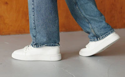 Чоловічі літні кеди з натуральної шкіри білого кольору на масивній підошві