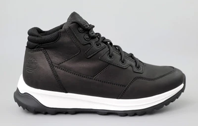 Чоловічі чорні кросівки з натуральної шкіри на хутрі збоку на сірому фоні