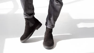 Мужские черные замшевые ботинки на модели в джинсах