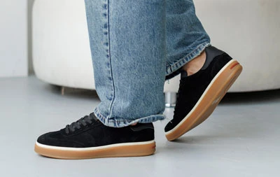 Мужские кеды из натуральной замши черного цвета на коричневой подошве