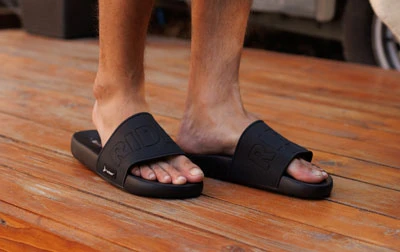 Мужские резиновые тапочки для бассейна и пляжа черного цвета с надписью Rider