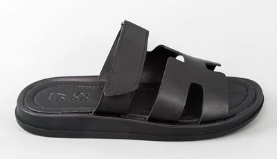 Мужские летние шлепанцы черного цвета из натуральной кожи на толстой подошве