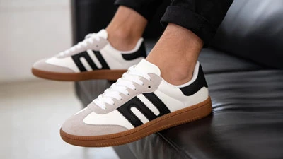 Чоловічі низькі кеди білого кольору з чорними смужками на гумовій підошві