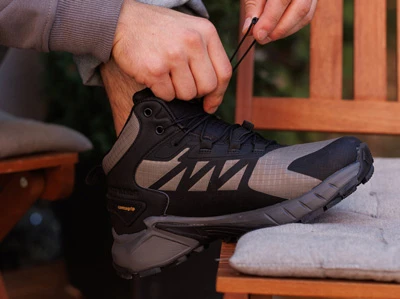 Мужские водонепроницаемые ботинки черного и хаки цвета с прочной подошвой на ноге