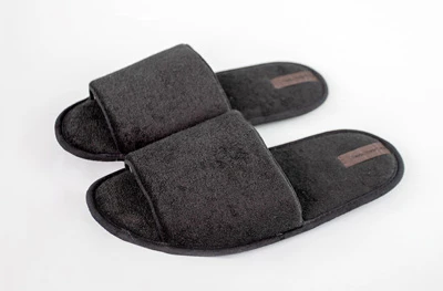 Мужские черные домашние тапочки с мягким верхом, вид сверху на белом фоне