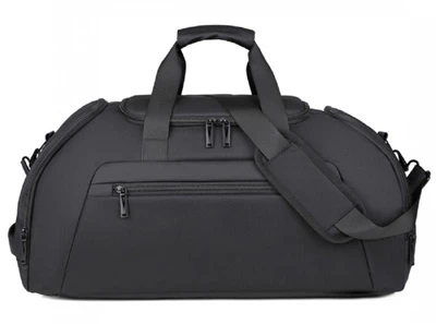 Чорна дорожня сумка з текстилю з плечовим ременем на білому фоні