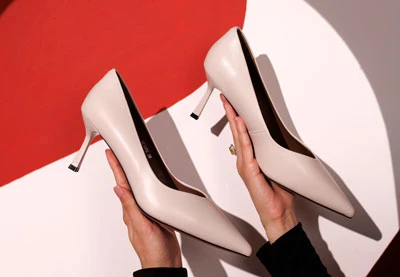 Классические бежевые туфли-лодочки на шпильке с острым носком