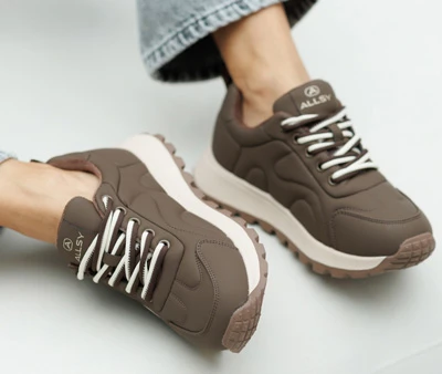 Жіночі коричневі кросівки ALLSY 42 розміру з білими шнурками на нозі