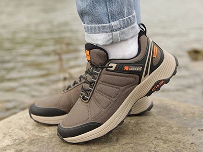 коричневе чоловіче взуття