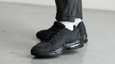 Мужские черные кроссовки 49 размера с массивной подошвой и амортизационными вставками, вид сбоку