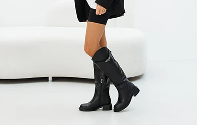 Женские черные осенние сапоги трубы из натуральной кожи на низком ходу