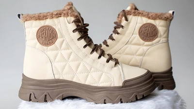 Теплі жіночі бежеві кросівки з коричневою хутряною обробкою та високою підошвою, вид збоку