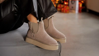 Жіночі бежеві уггі з замшевим верхом на платформі, укорочена модель з еластичними вставками