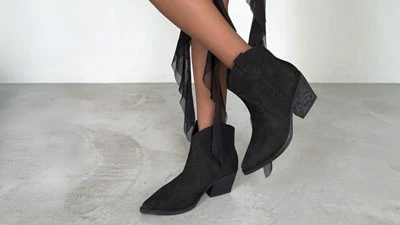 Элегантные черные женские ботинки казаки с острым носком на устойчивом каблуке, весенняя коллекция Sezon.ua