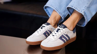 Жіночі білі весняні кеди з синіми смужками на ногах