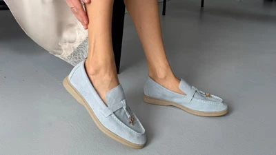 Женские весенние голубые лоферы на низком ходу на ног