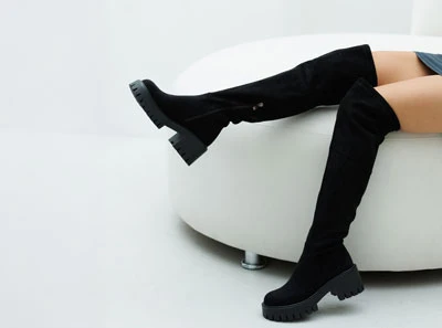 Чорні високі жіночі ботфорти вище коліна на масивній (тракторній) підошві, вигляд збоку