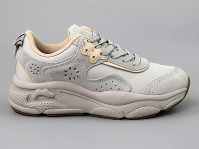 жіноче взуття сірого кольору