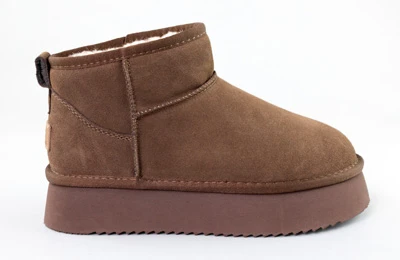 Женские коричневые угги из замши с мехом внутри, низкая модель на платформе, вид сбоку на белом фоне