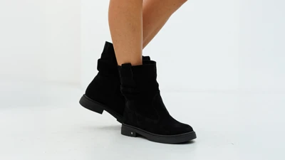 Женские черные замшевые полусапоги на низком ходу, вид сбоку крупным планом на модели