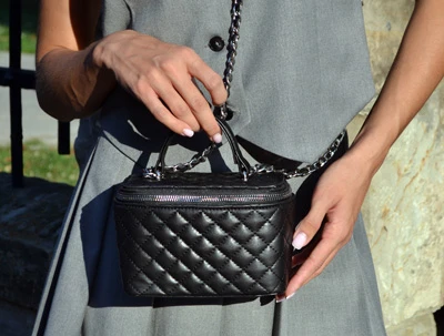 Черная женская сумка квадратной формы с цепочкой на плече