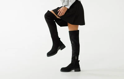 Чорні жіночі ботфорти вище коліна на стійкому підборі, вигляд збоку