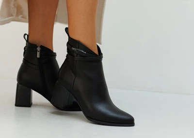 Чорні жіночі ботильйони на стійкому підборі з блискавкою збоку, гострий носок
