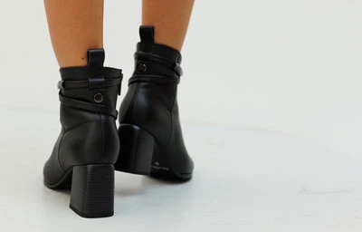 Чёрные женские ботильоны на толстом каблуке, вид сзади, ремешок с фурнитурой