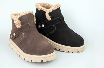Жіночі черевики без підборів із хутряною опушкою — чорні та коричневі, на світлій підошві