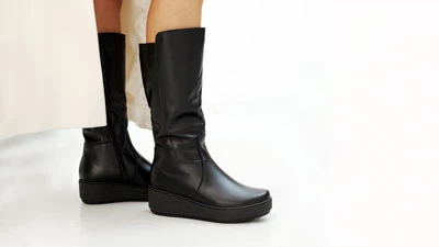 Чорні жіночі чоботи на платформі до середини литки, шкіряні, вигляд збоку