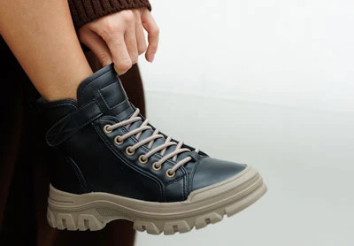 Синие женские демисезонные ботинки на низком ходу со шнуровкой и массивной светлой подошвой