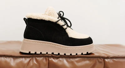 Чёрные женские демисезонные ботинки на платформе со светлой подошвой и меховой вставкой, со шнуровкой