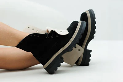 Двухцветные женские демисезонные ботинки на тракторной подошве — чёрные с бежевыми вставками, со шнуровкой