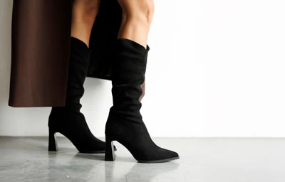 Чёрные женские демисезонные сапоги на каблуке с заострённым носком, вид сбоку