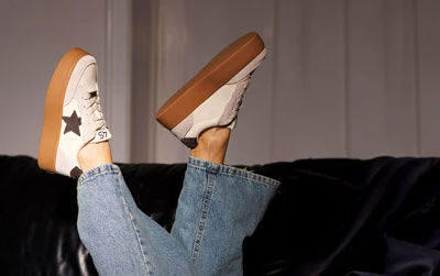 Белые женские кеды на платформе с коричневой подошвой и декором звезды, вид сбоку