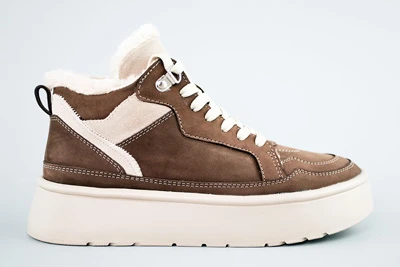 Жіночі кеди з натурального шоколадного замшу на хутрі з товстою підошвою збоку на світлому фоні