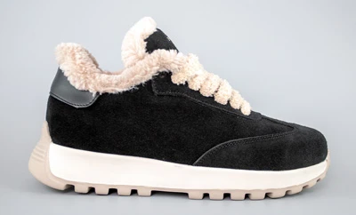  Женские черные замшевые кроссовки на натуральном меху с толстой светлой подошвой сбоку на сером фоне
