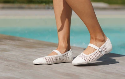 Жіночі білі човники без підборів з ремінцем і перфорацією