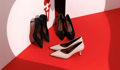 Женские туфли-лодочки на шпильке: черные и бежевые пары на красном фоне