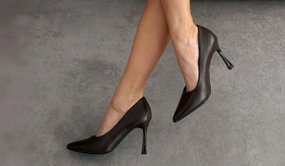 Женские туфли-лодочки на каблуке, темно-коричневые, с острым носком