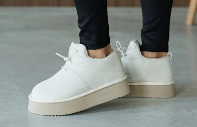 Женские молочные угги на шнурках-резинках с толстой подошвой на ноге