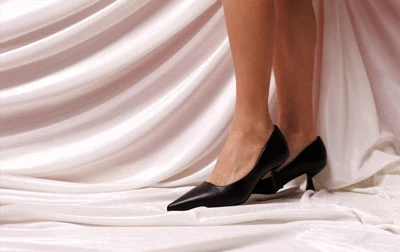 Жіночі чорні вечірні туфлі з гострим носком на підборі