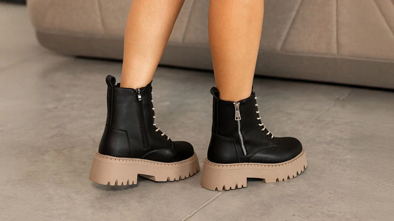 Стильні чорні черевики на товстій підошві - головний тренд осені