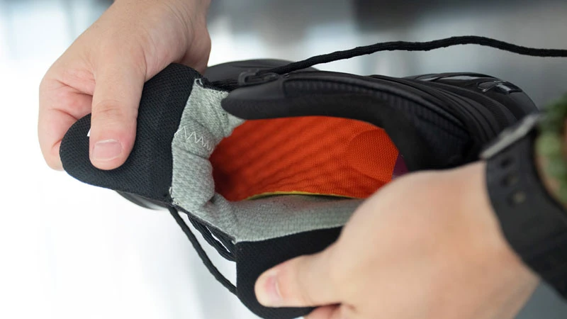 Крупний план кросівка з устілкою Memory-Foam: перевірка комфорту та правильної посадки стопи