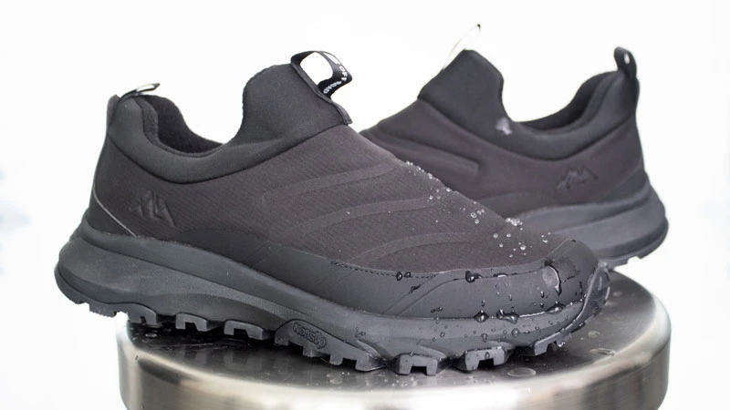 Водонепроникні кросівки з мембранною підошвою та 3D Memory-Foam, краплі води на поверхні