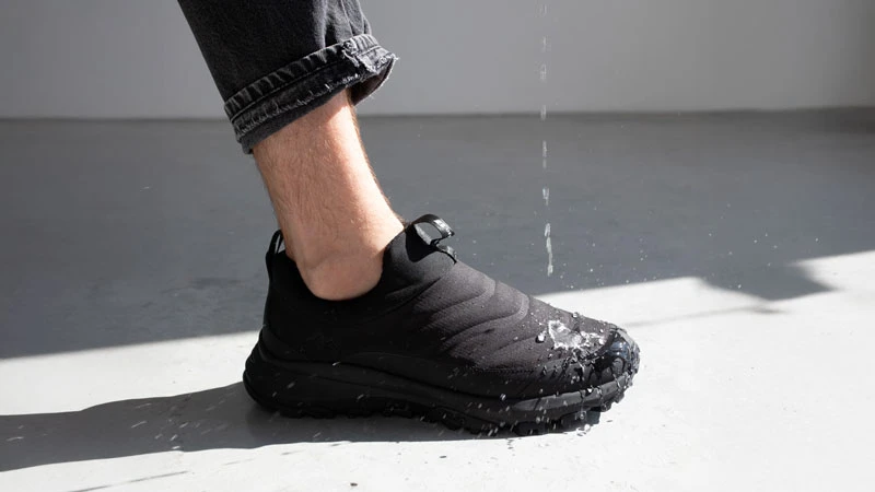 Модне взуття для дощу: водостійкі чорні кросівки з захистом від вологи