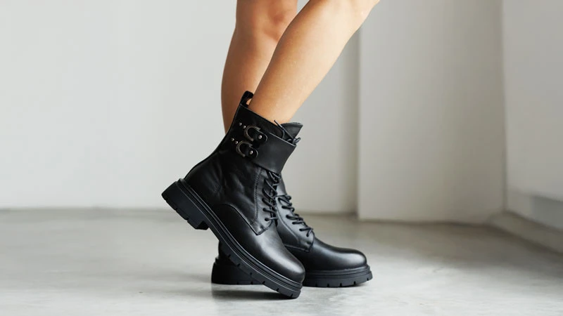 Модне взуття для дощу: чорні шкіряні черевики на масивній підошві