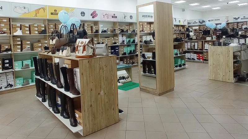 Sezon Берегове: інтер’єр магазину на пл. Кошута, 5 — стелажі з взуттям